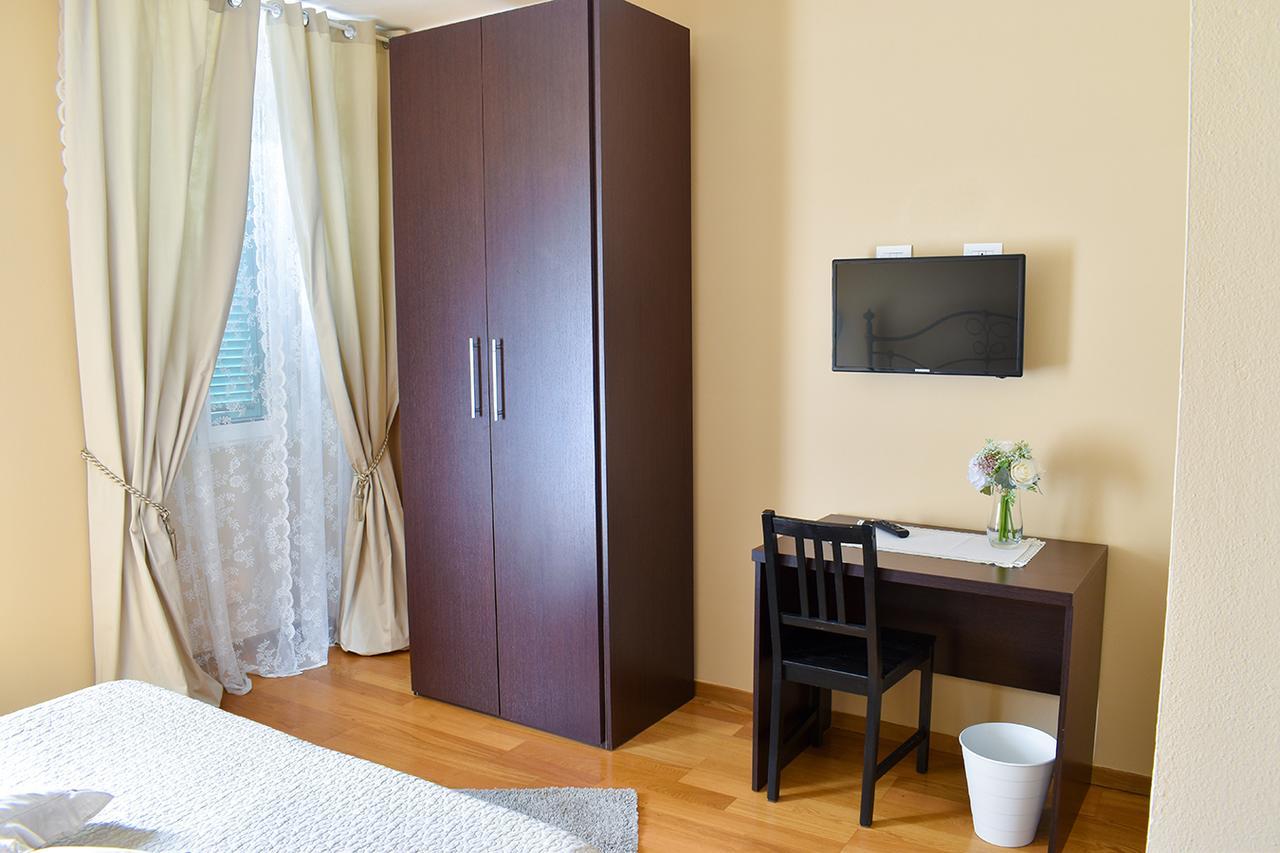Affittacamere In Piazzetta Sarzana Exterior foto